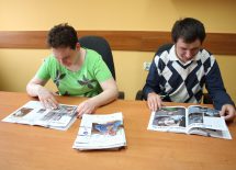 Uczestnicy Warsztatu Terapii Zajęciowej w Tarnowie czytają miesięcznik "Filantrop Naszych Czasów"